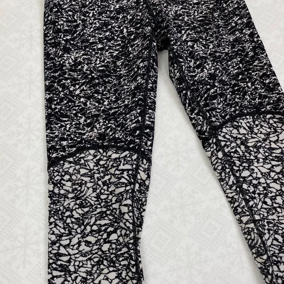Lululemon‎ Wunder Under Hi-Rise Statement Leggings Black White Abstract Size 8 - Picture 5 of 9